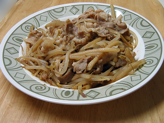 単身赴任の料理　豚肉・もやし炒め